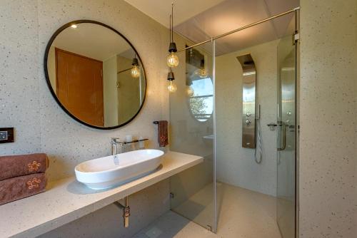 Bathroom, SaffronStays Hillside Harrier - Swiss-style cottages in Lonavala with balconies & bathtub near Pawna Lake