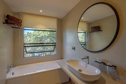 Bathroom, SaffronStays Hillside Harrier - Swiss-style cottages in Lonavala with balconies & bathtub near Pawna Lake