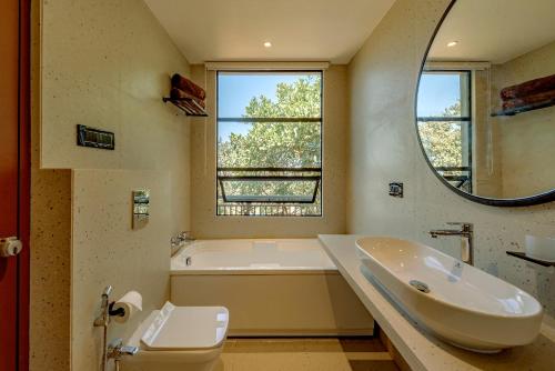 Bathroom, SaffronStays Hillside Harrier - Swiss-style cottages in Lonavala with balconies & bathtub near Pawna Lake