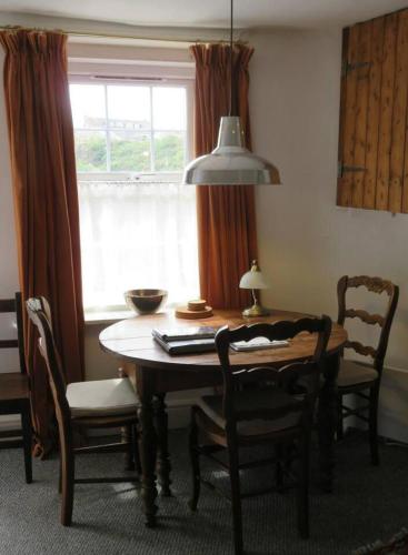 The Pepper Pot Sleeps 4 Sunlit Garden in Limpstona