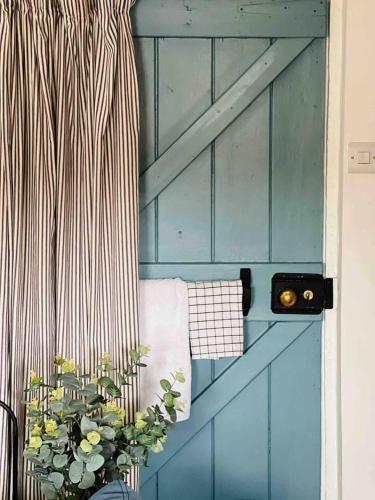 The Pepper Pot Sleeps 4 Sunlit Garden in Limpstona