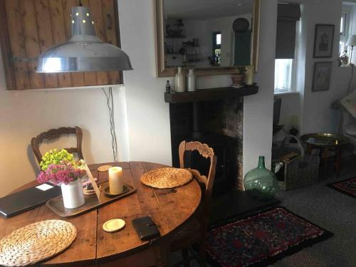 The Pepper Pot Sleeps 4 Sunlit Garden in Limpstona