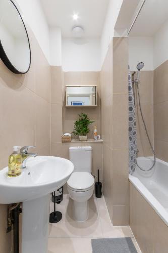 Acton Central apartment - image 8