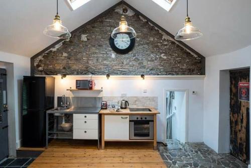 virtuve, Charming Barn Conversion - Idyllic Rural Retreat- Pet Friendly in Llangyndeyrn