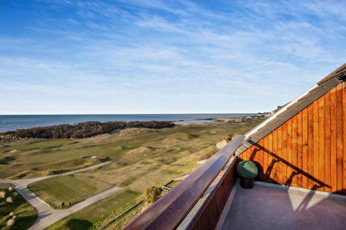 Вид, Penthouse Golf View Apartments in Лоссімут
