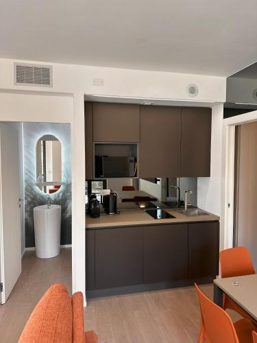 Navigli relax with private balcony and parking, Mediolan