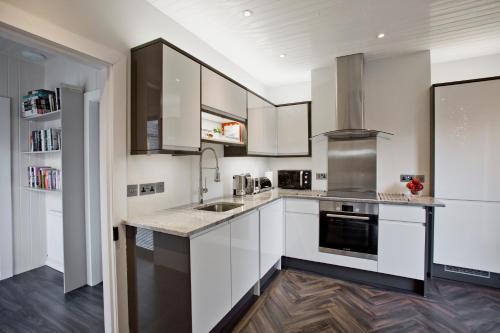 Konyha, The Invergarry - Royal Deeside Luxury 5 star Couples Retreat with Hot Tub, Aboyne in Aboyne