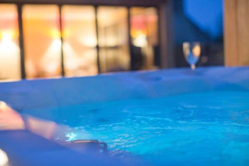 Pezsgőfürdő, The Invergarry - Royal Deeside Luxury 5 star Couples Retreat with Hot Tub, Aboyne in Aboyne