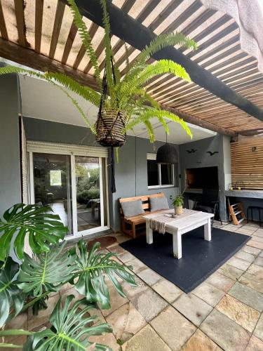 المرافق, Puerta Azul in La Barra