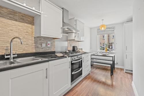 Konyha, Stylish 4 Bedroom House in St Neots w Free Parking in Eynesbury