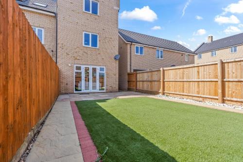 A szálláshely kívülről, Stylish 4 Bedroom House in St Neots w Free Parking in Eynesbury