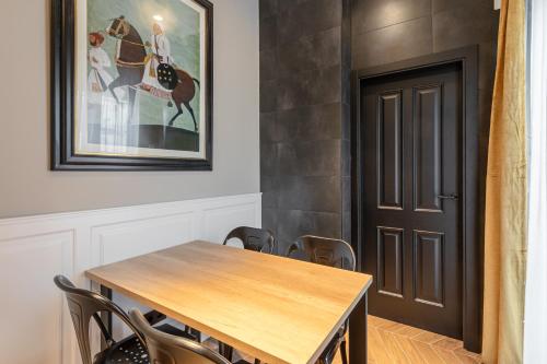 One-Bedroom Apartment with City View image 3