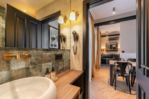 One-Bedroom Apartment with City View image 5