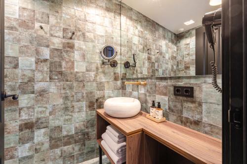 One-Bedroom Apartment with City View image 7