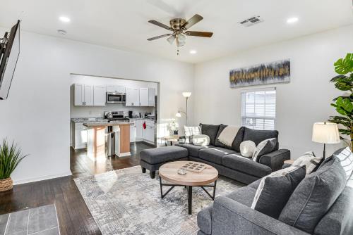 1 Mi to Tulsa Arts District Updated Home with Deck! 1 Mi to Tulsa Arts District Updated Home with Deck!