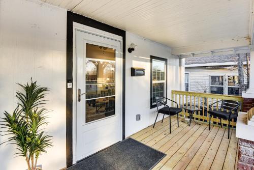1 Mi to Tulsa Arts District Updated Home with Deck! 1 Mi to Tulsa Arts District Updated Home with Deck!