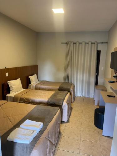 1 queen bed, 2 twin beds