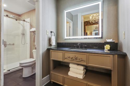 Deluxe Queen Room image 3