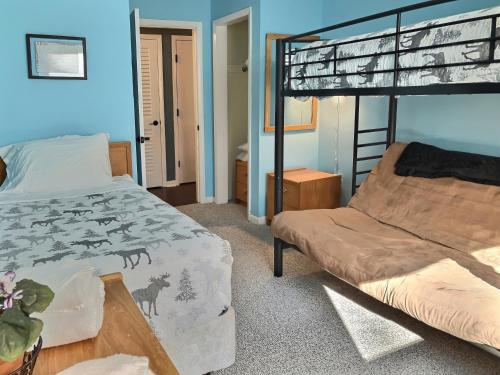 Moose Tracks Lodge - Shuttle on and off, pool, hot tub in Killington, USA