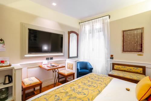 Standard Double Room image 9