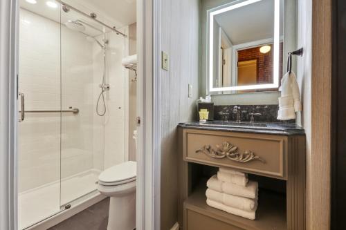 Standard King Room image 2