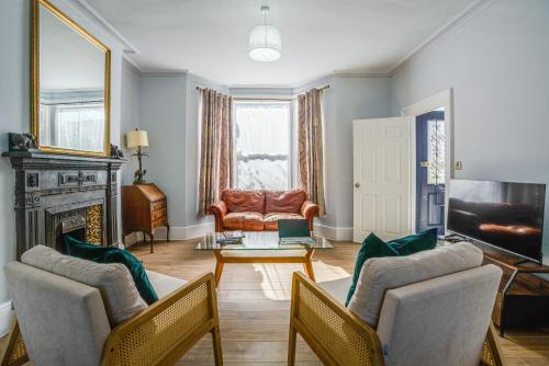 4BR Family Home, Garden, WiFi, 5mins to Elisabeth Line & 10min to Stratford gîte à louer Woodgrange Park Railway Station