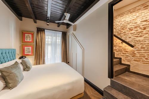 Deluxe One-Bedroom Apartment with City View image 9