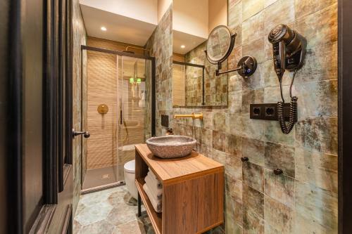 Deluxe One-Bedroom Apartment with City View image 8