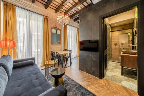 Deluxe One-Bedroom Apartment with City View image 2