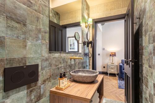 Deluxe One-Bedroom Apartment with City View image 3