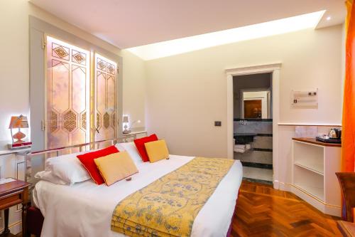 Deluxe Double Room image 8