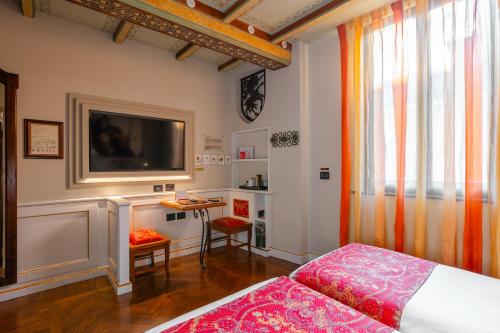 Deluxe Double Room image 9