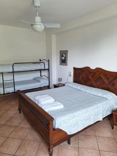 1 queen bed, 1 twin bed