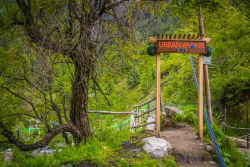 A BUDGET URBA- MONK Near Temple - Restaurant and Wi-Fi Facilities -FAMILY HOTEL IN MANALI