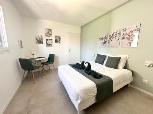 Chambre avec coin repas & fitness - Pension de famille - Beynost