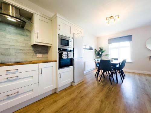 Kitchen, Luxury 2-Bedroom Apartment Overlooking the Beach in Bundoran