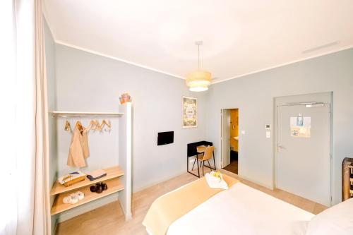 Double or Twin Room with City View image 6