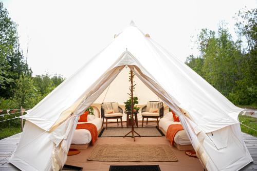 Grotto Getaway in Miller Lake (ON)
