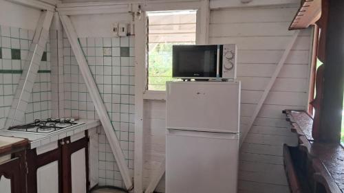 Kitchen, Le Bon Logis du Carbet in Capesterre-Belle-Eau