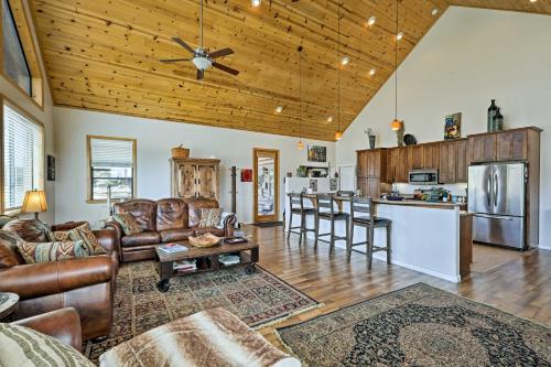 Show Low Area Cabin with Game Room and Hot Tub! - image 8