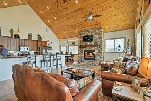 Show Low Area Cabin with Game Room and Hot Tub! - image 6