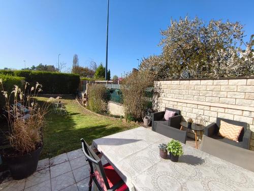 Maison 4 chambres proche Reims in แตงเกวอซ์