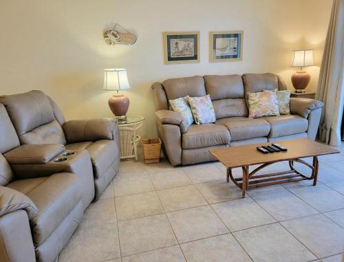 214 - Easy access to beach 2 bedroom oceanfront thumb 3