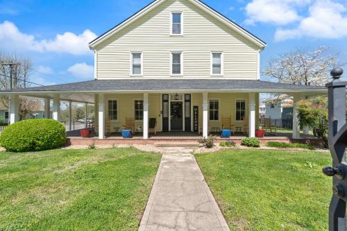 Exterior view, The Tellico Plains Inn and Event Venue in Tellico Plains