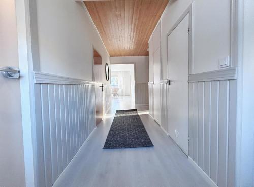 ล็อบบี้, Omakotitalo lähellä keskustaa (Omakotitalo lahella keskustaa) in คอกโกลา