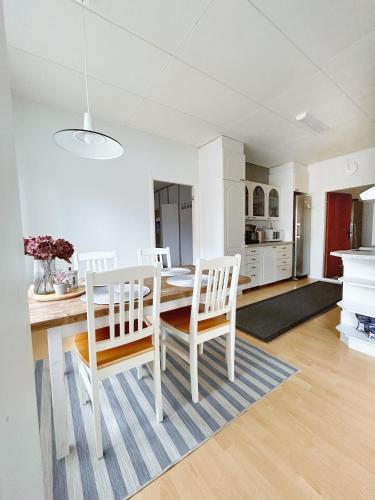 ห้องครัว, Omakotitalo lähellä keskustaa (Omakotitalo lahella keskustaa) in คอกโกลา