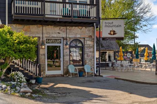 Restaurant, The Tellico Plains Inn and Event Venue in Tellico Plains