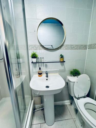 Unique Studio Flat in City 1111, Londra (foto 9)