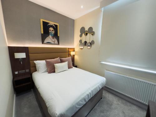 The Castleton Hotel - image 12