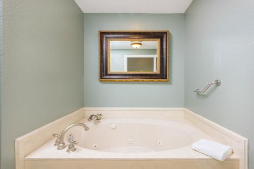 Phoenix on the Bay 1333 - Poseidon House condo in Caswell